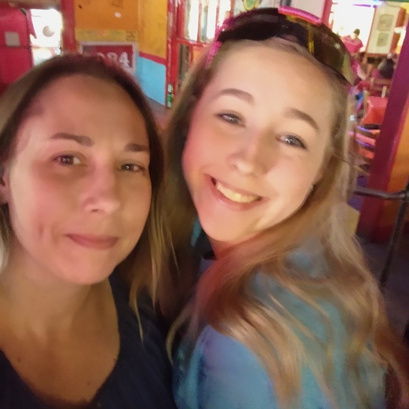 Meet your Posher, Elizabeth - Picture 3 of 5